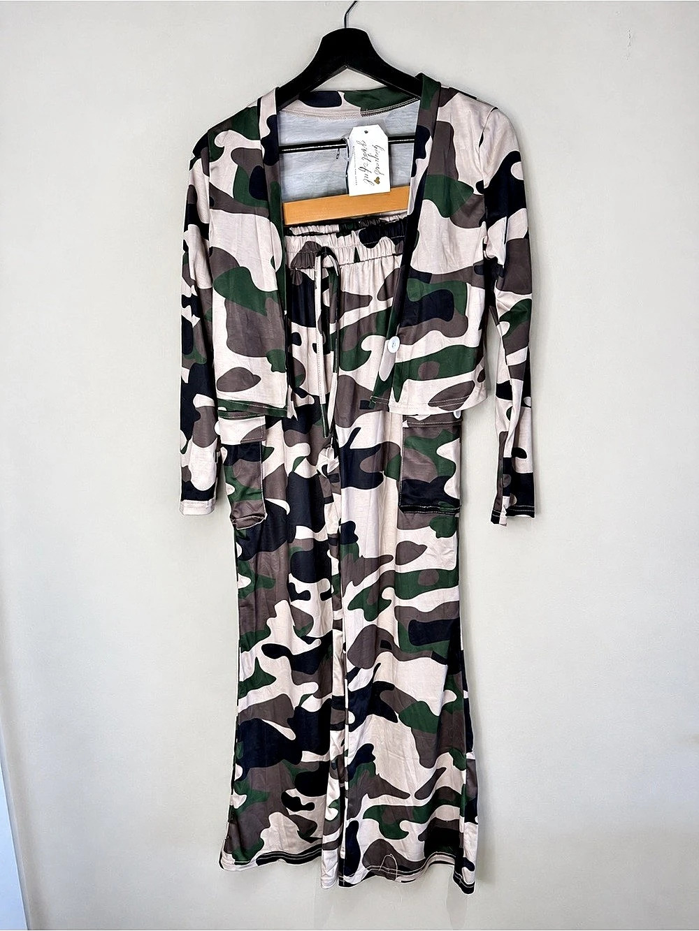 Camo 2 pc set top and pants in Green & Black Like New